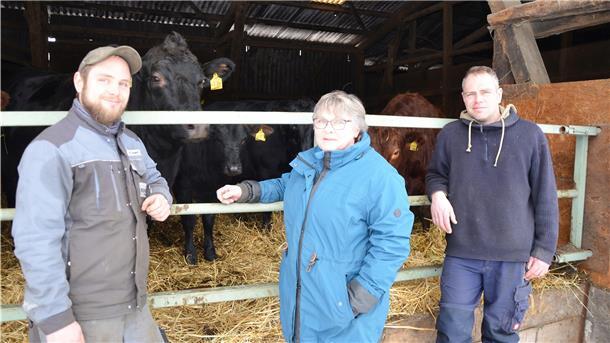 Hauke, Hannelore und Christoph Hubert (von links) sind sehr zufrieden mit ihren Angus-Rindern.