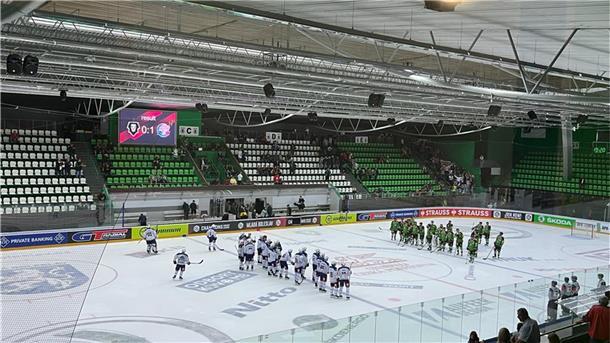 Liveticker: Die Fischtown Pinguins und ihr Abenteuer in Prag Blick in eine Eisarena, fast leere Ränge und Spieler.