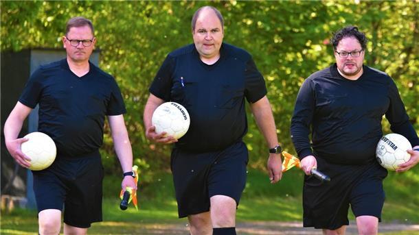 Ein Tag im Leben eines Kreisliga-Schiedsrichters Hauke Kahrs (Mitte), läuft mit seinen Assistenten Uwe Louwes (links) und Christian Bohling ein. Gleich ist Anpfiff in Sievern.
