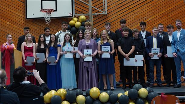 Haupt- und Realschule Loxstedt, Kl. H9a Lucy Bahr, Agata Canetti, Lukas Evermann...