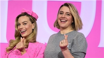 Hauptdarstellerin Margot Robbie (l) und Regisseurin Greta Gerwig stellen „Barbie“ in Seoul vor.