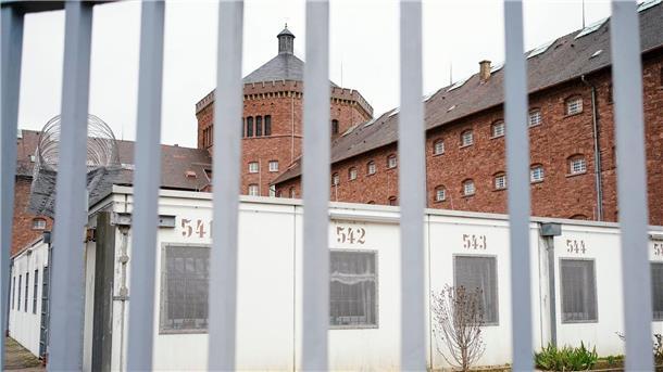 Verurteilter Mörder auf der Flucht - Polizei fahndet weiter Hauptgebäude der Justizvollzugsanstalt Bruchsal.