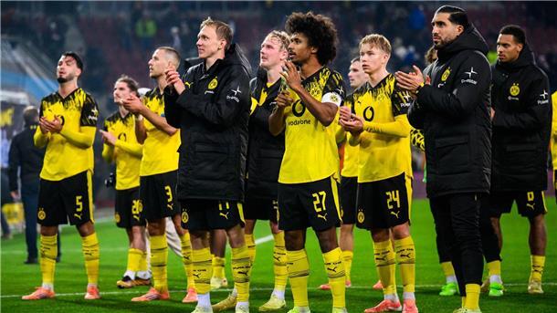 Kovac genügt diesmal die A-Note: „Die haben wir bestanden“ Hauptsache gewonnen: Dortmunds Spieler nach dem 1:0 in Augsburg vor ihren mitgereisten Fans.