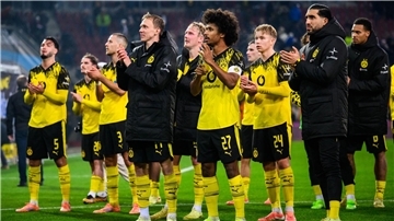 Kovac genügt diesmal die A-Note: „Die haben wir bestanden“ Hauptsache gewonnen: Dortmunds Spieler nach dem 1:0 in Augsburg vor ihren mitgereisten Fans.