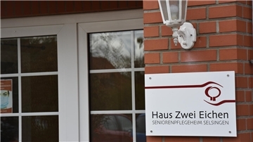 Das Foto zeigt das Eingangsschild von Zwei Eichen. 