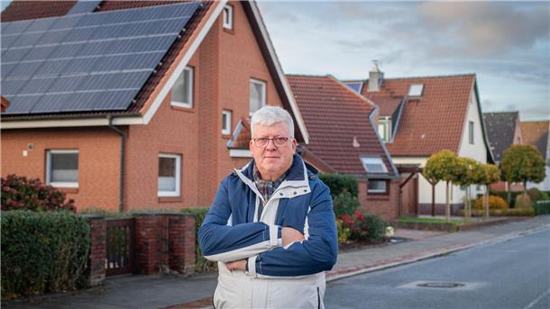 Helmut Graf vor seinem Haus mit Solaranlage