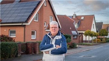 Helmut Graf vor seinem Haus mit Solaranlage