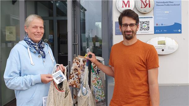 Hausleiter Christopher Dibke freut sich über die Einkaufstaschen, die Stefanie Schumann-Kohlbrecher aus ausrangierten Fischernetzen herstellt und dem Nationalparkhaus zur Verfügung schenkt.
