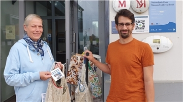 Hausleiter Christopher Dibke freut sich über die Einkaufstaschen, die Stefanie Schumann-Kohlbrecher aus ausrangierten Fischernetzen herstellt und dem Nationalparkhaus zur Verfügung schenkt.