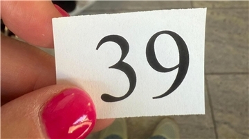 Hautpatientin Cordula Mahr war die Nummer 39 in der Warteschlange beim Hautarzt in Bremerhaven.