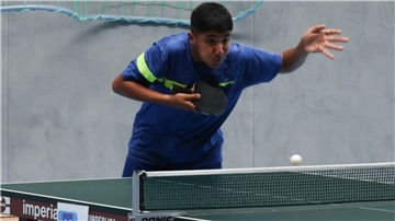 Haydar Shnawa spielt Tischtennis.