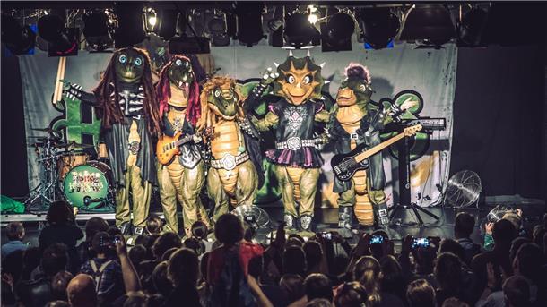 Heavysaurus ist die weltweit erste Dino-Metal-Band. Die Musiker möchten schon die Jüngsten zum Tanzen, Singen und Headbangen animieren.