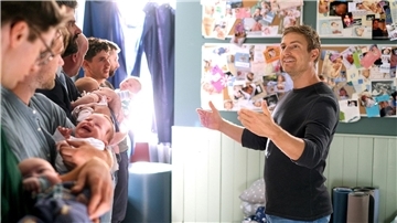 Hebamme Toni Hasler leitet den Daddy-Chor .