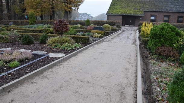 Hecken sind zum Teil entfernt worden, der Weg zur Kapelle wird erneuert. Die Arbeiten laufen auf dem Ostereistedter Friedhof.