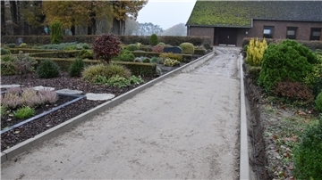 Hecken sind zum Teil entfernt worden, der Weg zur Kapelle wird erneuert. Die Arbeiten laufen auf dem Ostereistedter Friedhof.
