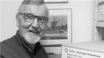 Ein Mann arbeitet auf einem Schwarz-weiß-Foto im Archiv des Rüstringer Heimatbundes in Nordenham. Heddo Peters ist im Alter von 79 Jahren verstorben.