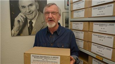 Diese Schätze lagern im Archiv des Rüstringer Heimatbundes in Nordenham Heddo Peters sieht sich den umfangreichen Schrift- und Bildbestand über den Olympiateilnehmer Georg Lammers an.