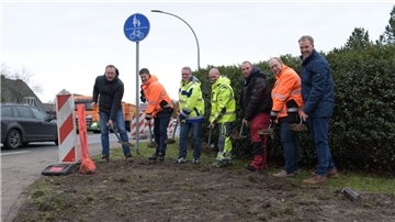Spatenstich in Heerstedt: Die Ortschaft in der Gemeinde Beverstedt wird bis Ende 2023 an den zentralen Schmutzwasserkanal angeschlossen. 