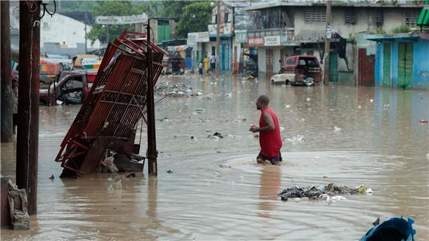 Haiti: 51 Todesopfer nach Überschwemmungen Heftiger Regen hat im Karibikstaat Haiti zu schweren Überschwemmungen geführt - so wie hier in der Hauptstadt Port-au-Prince.