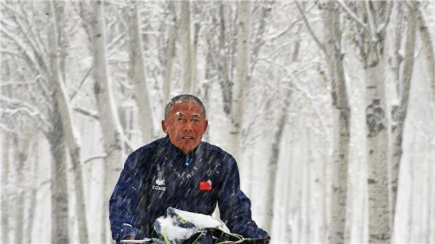 Starker Wintereinbruch in China - Tote Hirtinnen in Mongolei Heftiges Schneetreiben in Nordchina.