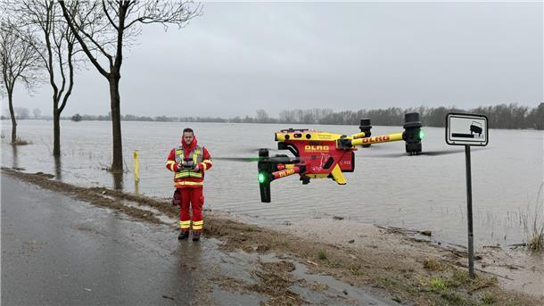 Heidekreis: Florian Beyer vom DLRG-Bezirk Cuxhaven-Osterholz im Einsatz mit einer Drohne zur Fernerkundung.