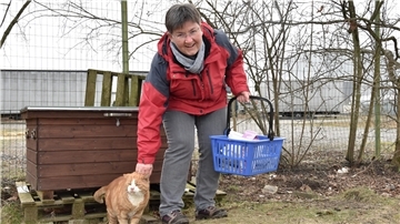 Heidi Schwanz ist eine der ehrenamtlichen Helferinnen der Katzenhilfe. Kater „Brummer“ freut sich über ihren Besuch.