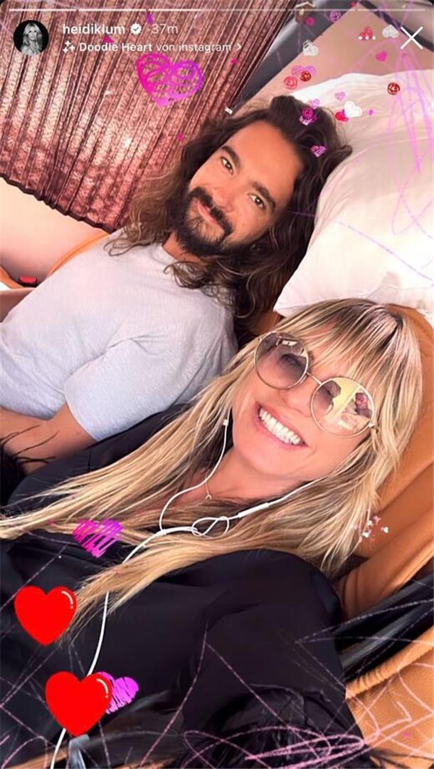 Heidi sitzt verliebt mit ihrem Mann Tom Kaulitz im Tourbus Richtung Deichbrand.
