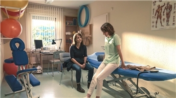 Heike (Angela Scherz) und Brasch (Claudia Michelsen) in einer Szene des TV-Krimis von 2019 „Polizeiruf 110: Mörderische Dorfgemeinschaft“.