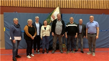 Heike Dröge (links) ist die neue Vorsitzende des TSV Padingbüttel. Zusammen mit Vorgänger Michael Bösch (rechts) zeichnete sie die Jubilare aus (von links): Angelika Ehrich, Kerstin Siebs, Erika Harms, Jürgen Harms, Ralf Steffens und Uwe Icken.