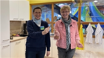 Zwei Frauen vor einer Küchenzeile