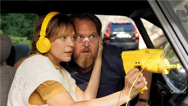 Heike Makatsch und Axel Stein in der Serie „Where’s Wanda“.