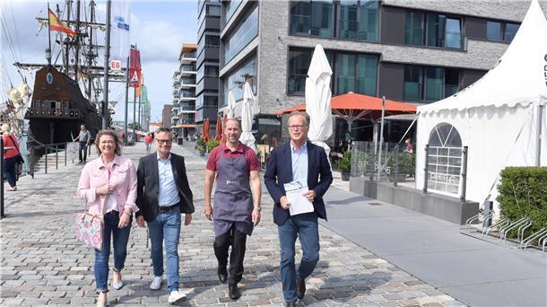 Bürgerbrunch in Bremerhaven: Schmausen für das Schulfrühstück Heike und Thilo Kelling, Gastronom Steffen Heumann und Jörg Schulz (von links) vom Vorstand der Bürgerstiftung freuen sich auf einen völlig neuen Benefiz-Bürger-Brunch.