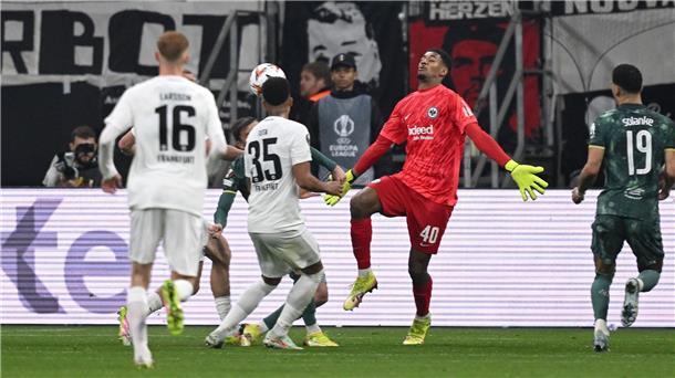 Kein neues Eintracht-Märchen: „Extrem bitter“ Heikle Szene: Santos stürmt aus dem Tor und stoppt Maddison.
