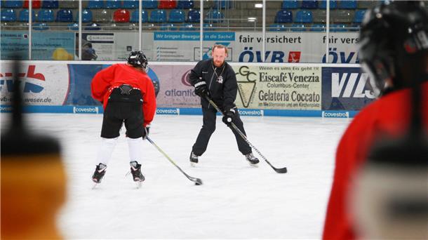 Heiko Niere ist einer von zwei Vollzeit-Trainern beim REV Bremerhaven. Bei den meisten DEL-Clubs sind es mindestens drei. Doch dafür fehlen dem Verein die nötigen Eiszeiten.