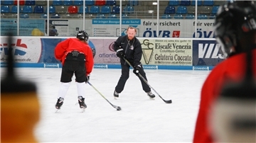 Heiko Niere ist einer von zwei Vollzeit-Trainern beim REV Bremerhaven. Bei den meisten DEL-Clubs sind es mindestens drei. Doch dafür fehlen dem Verein die nötigen Eiszeiten.