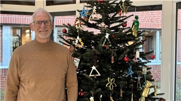 Mann vor Weihnachtsmann