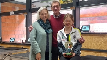 Heino Eckhoff freut sich mit seiner Ehefrau Ursula und Enkeltochter Lena Schmidt, die im Landeskader der Jungschützen im Nordwestdeutschen Schützenbund sportlich in seine Fußstapfen tritt, über seine Ehrung zum "Stillen Star des Jahres" im Deutschen Schützenbund.