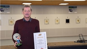 Heino Eckhoff mit seinen Auszeichnungen vom Deutschen Schützenbund in einem Prunkstück für Sportschützen, den voll digitalisierten Luftgewehr-Stand in Rhadereistedt, den er maßgeblich mit konzipiert hat.