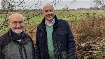 Heino Hüncken (links), Sprecher der Hagener Moorfreunde, und Uthledes Ortsbürgermeister Marco Vehrenkamp informierten sich über die umweltverträgliche Erreichbarkeit des geplanten Solarparks an der Autobahn 27. Der Bau des Solarparks sollte dei Renaturierungsbemühungen des Moores nicht stören.
