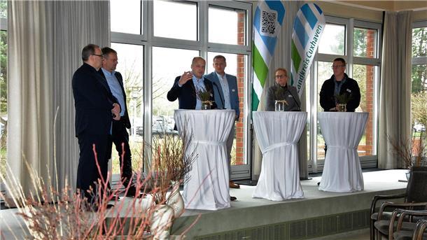 Heino Klintworth: „Als Bürgermeister spüre ich die Betroffenheit nicht nur bei den Landwirten.“ (vlnr.: Landrat Thorsten Krüger, Jan Heusmann (Vors. Landvolk, KV Wesermünde), Heino Klintworth (Vors. Landvolk Hadeln), Claus Seebeck (MdL), Kerstin Norda (LK Cuxhaven, Naturschutzamt), Martin Behrmann (NABU Land Hadeln) Bildzeile