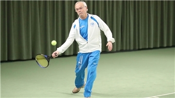Heinrich Schütte vom TK Nordenham spielt Tennis