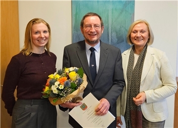 Heinz-Ludwig Wagner bei seiner offiziellen Verabschiedung in den Ruhestand mit Bereichsleiterin Julia Czychelski (links) und Dezernentin Babette Bammann (rechts).