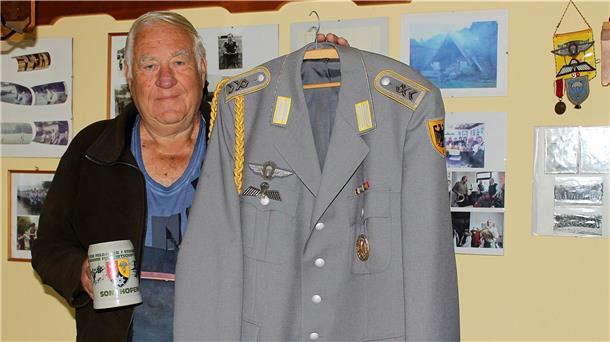Ein Mann hält eine Jacke