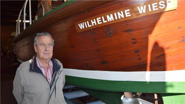 Heinz-Wilhelm Rohde steht neben der "Wilhelmine Wiese", dem ausgemusterten Rettungsboot in Fedderwardersiel. 
