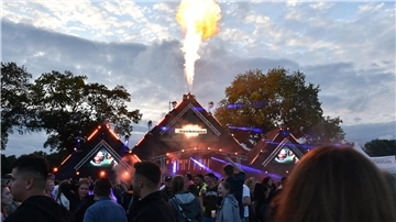 Heiß, heißer, "Die Heide brennt" in Donnern. Die Pyro-Show heizt dem Publikum ein.