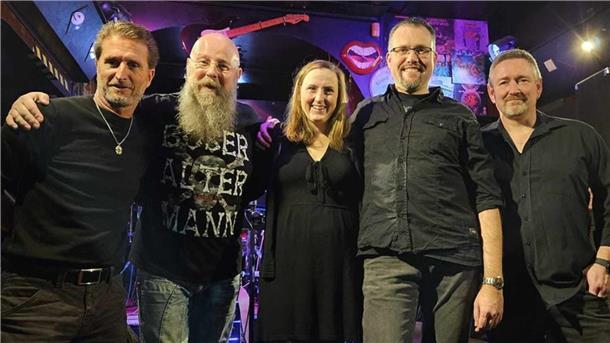 Die fünf Mitglieder der Rockband Wild at Heart Nora Li-Fischer (Vocals), Stefan Hack (Guitar/Vocals), Matthias Kasper (Bass), Oliver Poppe (Keyboards/Guitar) und Sascha Schmitz (Drums