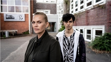 Helen Dorn (Anna Loos) trifft Denniz Burhan (Dominik Ganser) auf einem Schulgelände.