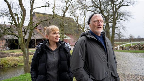 Spannend und komplex: Helen Dorns Fall „Mordsee“ Helen Dorn (Anna Loos) und Richard Dorn (Ernst Stötzner) in einer Szene des Krimis „Helen Dorn - Mordsee“.