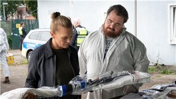 Helen Dorn (Anna Loos) und Weyer (Tristan Seith) haben ein Gewehr sichergestellt.