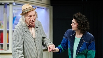 Helena Charlotte Sigal und Dietrich Lehmann in der Fotoprobe zur Neuinszenierung von „Linie 1“.